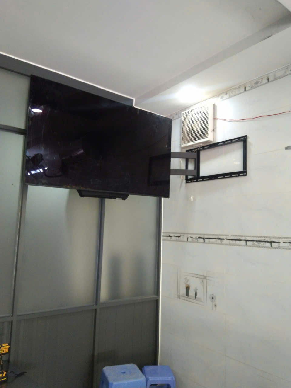 lap-thuc-te-gia-treo-tivi-xoay-90-do-sp2-g_3