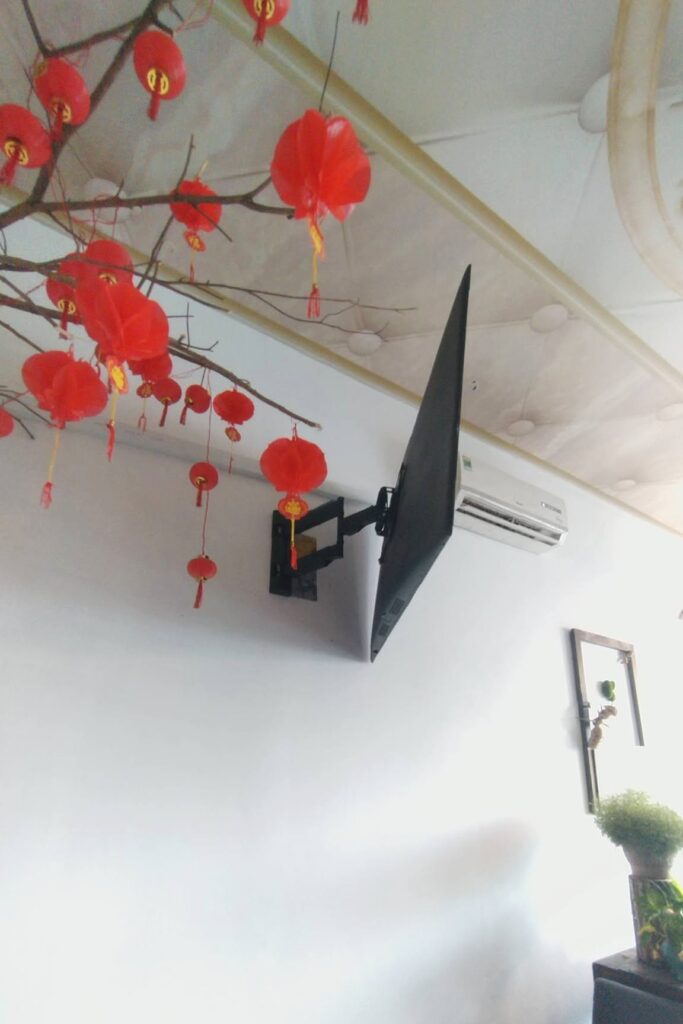 Lắp thực tế giá treo tivi xoay P4-G cho tivi 43 inch quán cà phê TPHCM