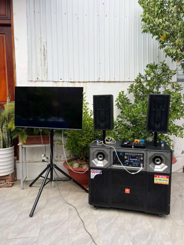 Giá treo tivi di động 3 chân cho tivi 43inch kết hợp dàn loa karaoke ngoài trời