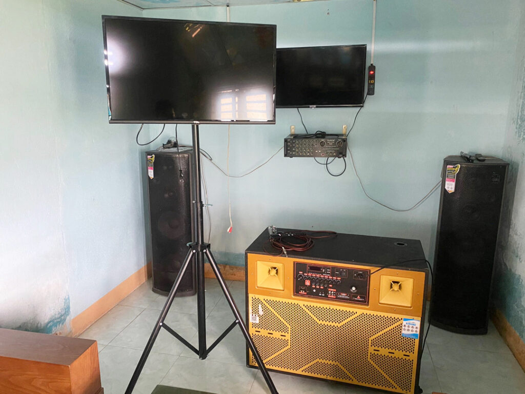 Giá treo tivi di động 3 chân cho tivi 32inch kết hợp dàn loa kéo karaoke 