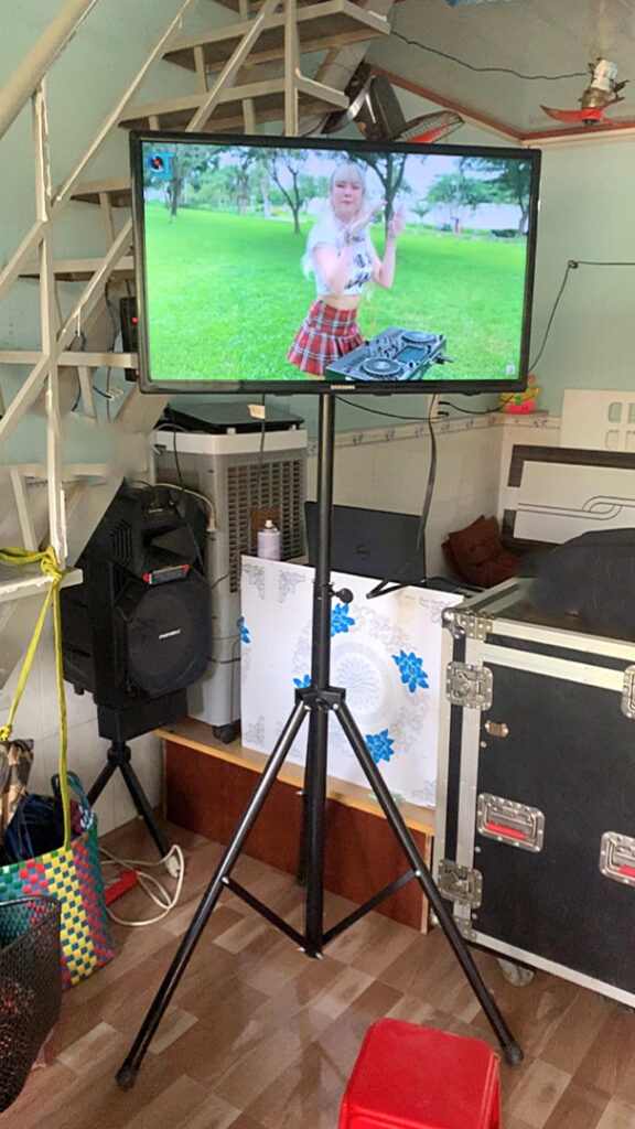 Giá treo tivi di động 3 chân cho tivi 32inch kết hợp dàn loa karaoke gia đình