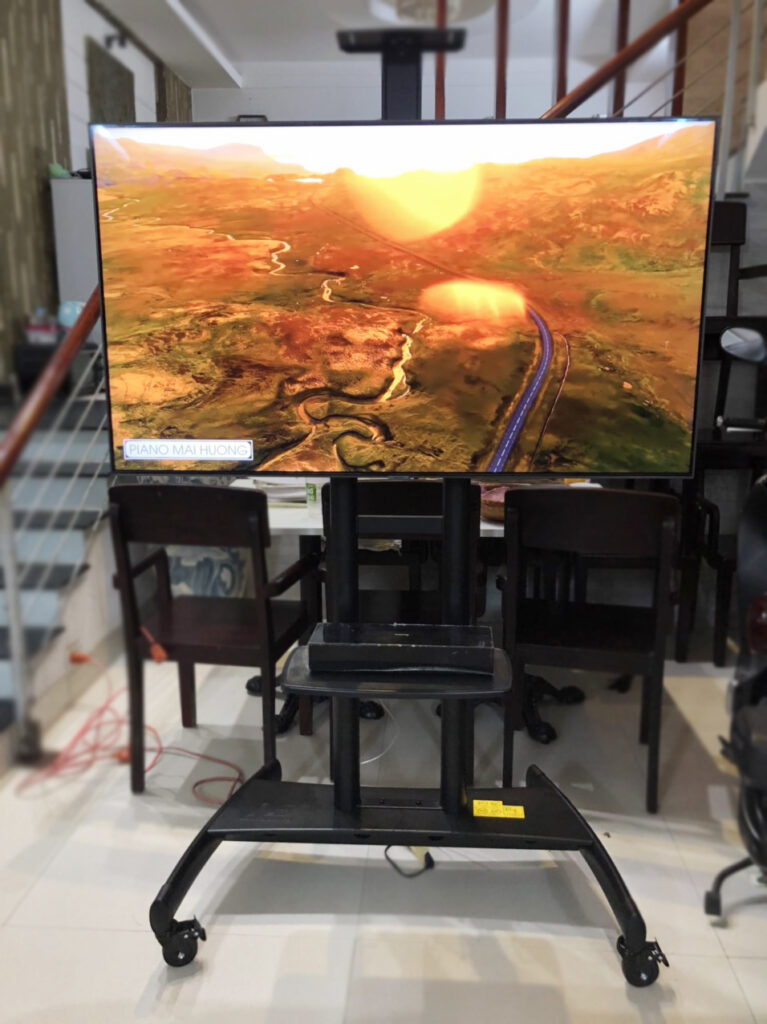 Lắp thực tế giá treo tivi di động AVA1800 TV 85inch