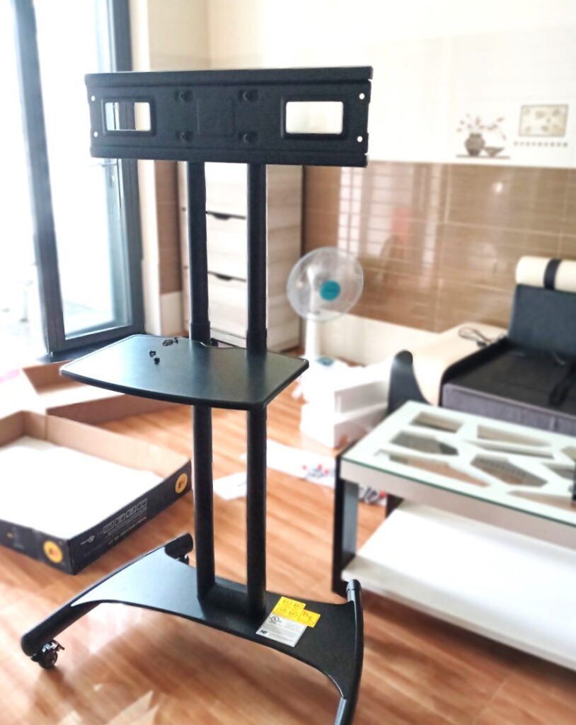 khách review thực tế giá treo tivi di động AVA1500