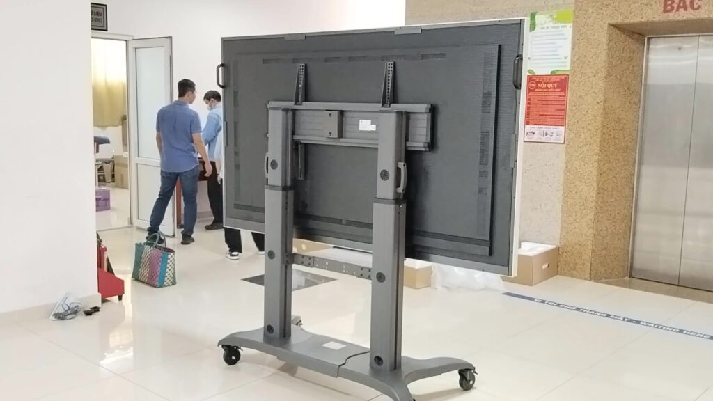 Lắp giá treo tivi di động hợp kim nhôm cao cấp cho tivi 85inch tại đại học y dược TPHCM