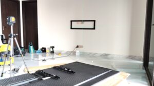 Lắp giá treo tivi áp tường 85 inch cho căn hộ cao cấp Quận 2 TPHCM