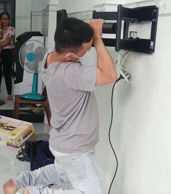 Thợ đu lên test độ tải của giá treo tivi xoay NB SP5 cho tivi 75 inch tại Quận Tân Phú