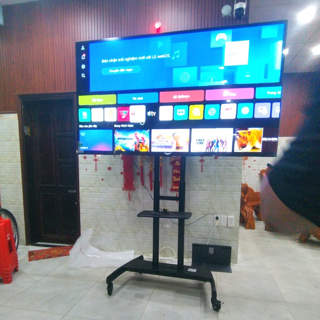 Lắp Giá Treo TV 83 Inch Cho Quán Cà Phê Xem Bóng Đá