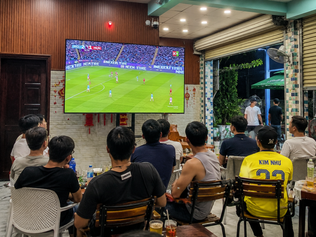 Lắp Giá Treo TV 83 Inch Cho Quán Cà Phê Xem Bóng Đá