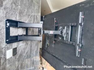 Lắp giá treo tivi xoay đa năng tv 85inch tại biệt thự TPHCM