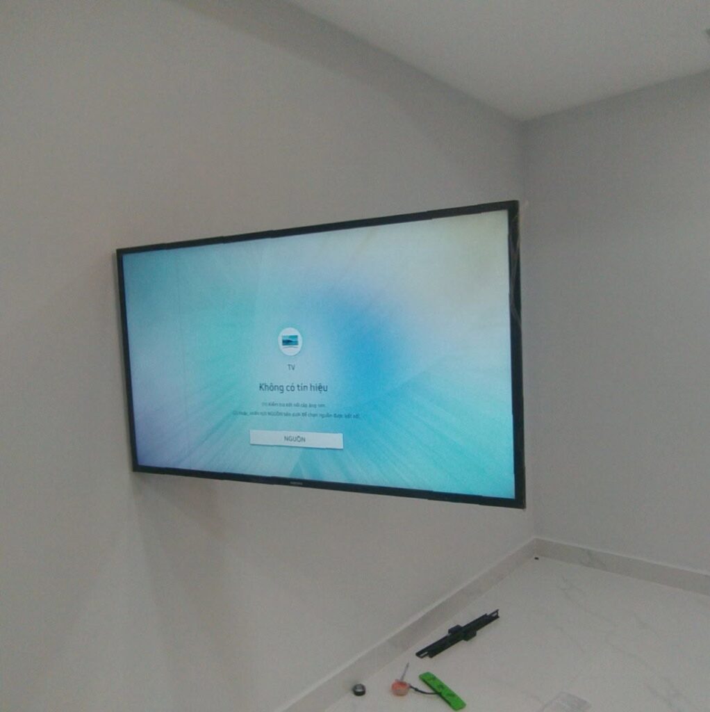 Lắp thực tế giá treo tivi xoay tv 40inch tại quận 7 TPHCM