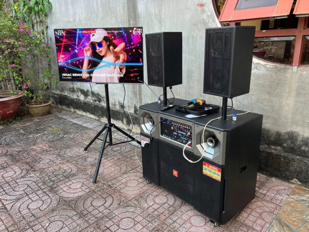 Giá treo tivi di động 3 chân cho loa karaoke ngoài trời