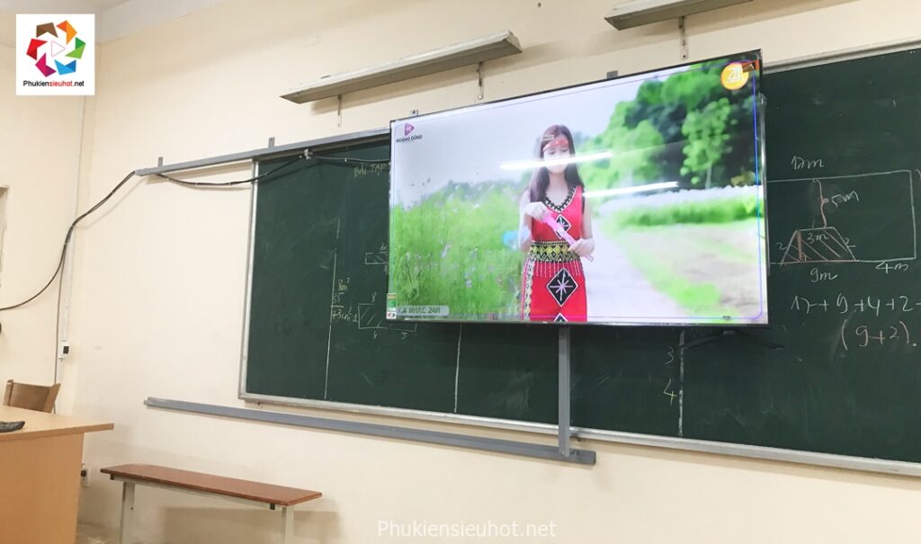 Lắp khung treo tivi ray trượt bảng tại Trường THCS Thăng Long, Q3 - Lắp Tivi 65inch