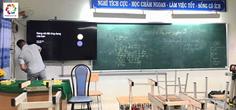 Lắp khung treo tivi ray trượt bảng tại Trường THCS Hoàng Quốc Việt, Q7 - Lắp Tivi 70inch