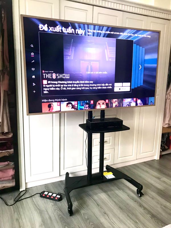 Lắp đặt thực tế giá treo tivi di động AVA1500 TV 65inch cho phòng ngủ