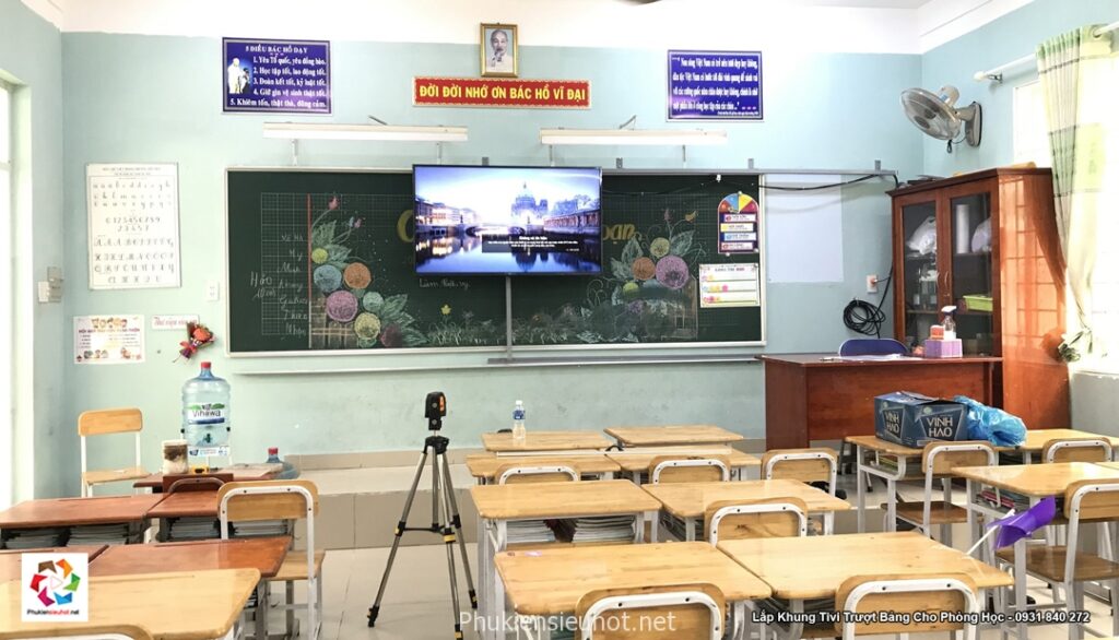 Lắp giá treo tivi trượt bảng học tại Trường tiểu học Hiệp Phú, Quận 9