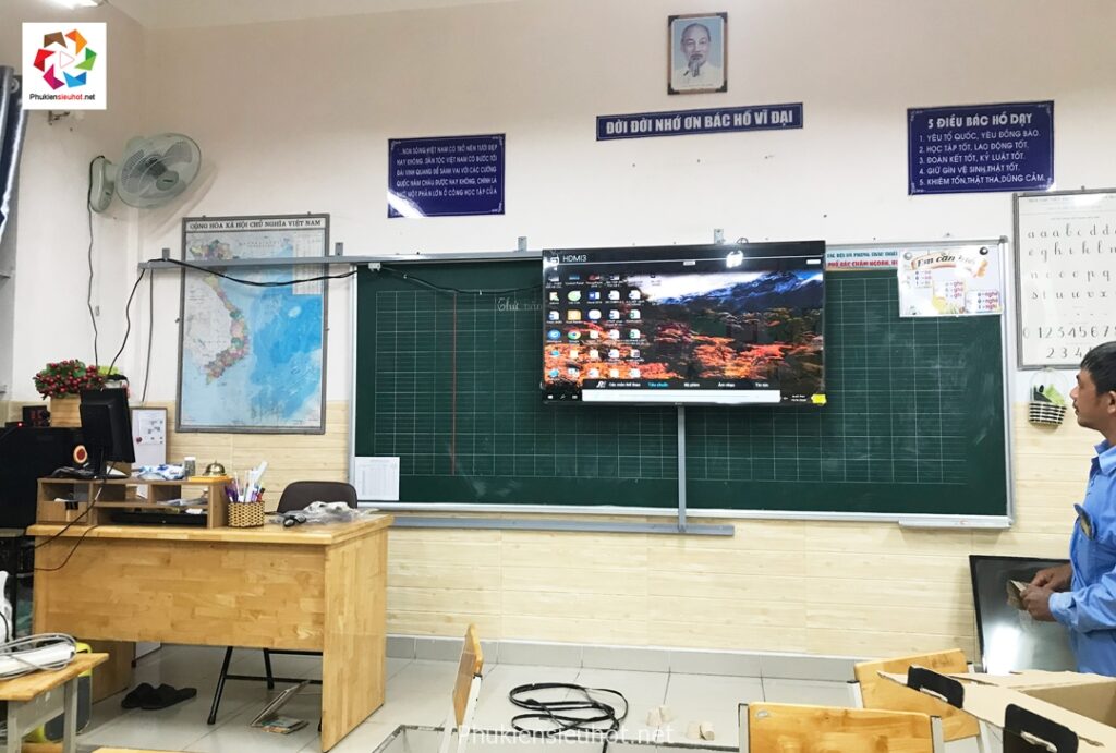 Lắp Giá Treo Tivi Trượt Bảng Cho Phòng Học Trường Tiểu Học Chi Lăng, Gò Vấp - Lắp TV 55inch