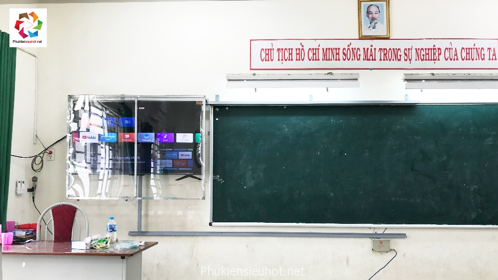 lắp khung hộp bảo vệ tivi lớp học 55inch