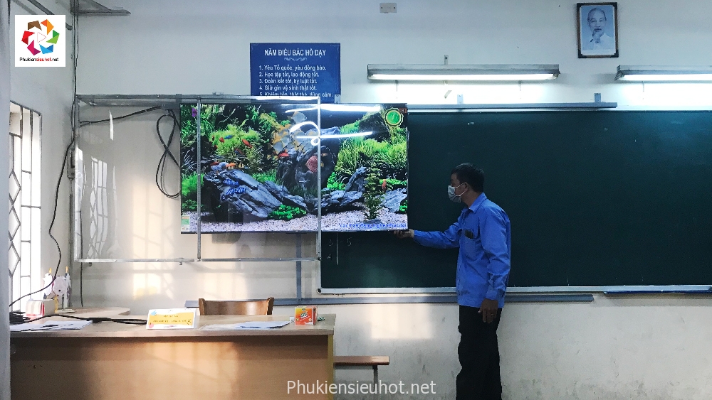 lắp khung hộp bảo vệ tivi lớp học TV 65inch