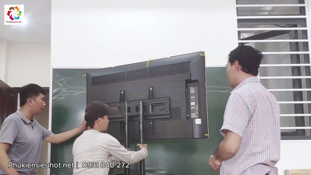 Lắp đặt thực tế giá treo tivi di động AVA1500 cho trung tâm Anh ngữ